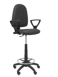 Taburete Aýna con mecanismo Contacto permanente básico tapizada con Similpiel color Negro. Equipado con Base poliamida negra, Brazos fijos y Ruedas de nailon 50 mm