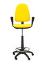 Taburete Aýna con mecanismo Contacto permanente básico tapizada con Tela color Amarillo. Equipado con Base poliamida negra, Brazos fijos y Ruedas de nailon 50 mm