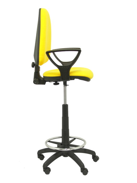 Taburete Aýna con mecanismo Contacto permanente básico tapizada con Tela color Amarillo. Equipado con Base poliamida negra, Brazos fijos y Ruedas de nailon 50 mm