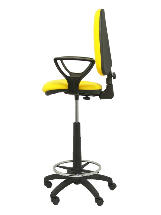 Taburete Aýna con mecanismo Contacto permanente básico tapizada con Tela color Amarillo. Equipado con Base poliamida negra, Brazos fijos y Ruedas de nailon 50 mm