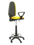 Taburete Aýna con mecanismo Contacto permanente básico tapizada con Tela color Amarillo. Equipado con Base poliamida negra, Brazos fijos y Ruedas de nailon 50 mm