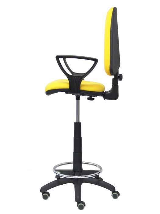 Taburete Aýna con mecanismo Contacto permanente básico tapizada con Tela color Amarillo. Equipado con Base poliamida negra, Brazos fijos y Ruedas de parqué