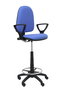 Taburete Aýna con mecanismo Contacto permanente básico tapizada con Tela color Azul claro. Equipado con Base poliamida negra, Brazos fijos y Ruedas de nailon 50 mm