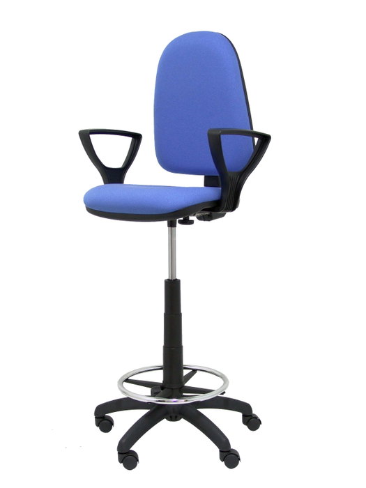 Taburete Aýna con mecanismo Contacto permanente básico tapizada con Tela color Azul claro. Equipado con Base poliamida negra, Brazos fijos y Ruedas de nailon 50 mm