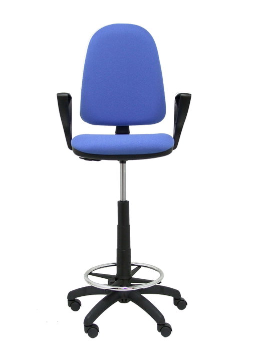 Taburete Aýna con mecanismo Contacto permanente básico tapizada con Tela color Azul claro. Equipado con Base poliamida negra, Brazos fijos y Ruedas de nailon 50 mm
