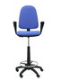 Taburete Aýna con mecanismo Contacto permanente básico tapizada con Tela color Azul claro. Equipado con Base poliamida negra, Brazos fijos y Ruedas de nailon 50 mm
