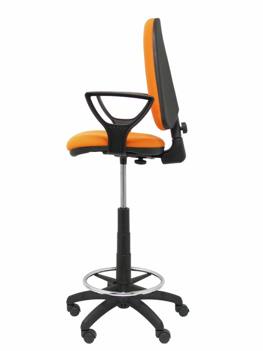 Taburete Aýna con mecanismo Contacto permanente básico tapizada con Tela color Naranja. Equipado con Base poliamida negra, Brazos fijos y Ruedas de nailon 50 mm