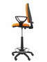 Taburete Aýna con mecanismo Contacto permanente básico tapizada con Tela color Naranja. Equipado con Base poliamida negra, Brazos fijos y Ruedas de nailon 50 mm