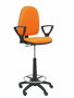 Taburete Aýna con mecanismo Contacto permanente básico tapizada con Tela color Naranja. Equipado con Base poliamida negra, Brazos fijos y Ruedas de nailon 50 mm