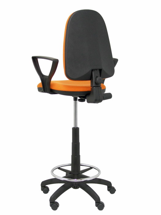 Taburete Aýna con mecanismo Contacto permanente básico tapizada con Tela color Naranja. Equipado con Base poliamida negra, Brazos fijos y Ruedas de nailon 50 mm