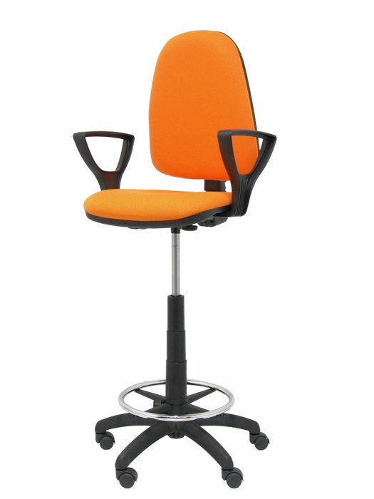Taburete Aýna con mecanismo Contacto permanente básico tapizada con Tela color Naranja. Equipado con Base poliamida negra, Brazos fijos y Ruedas de nailon 50 mm
