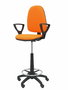 Taburete Aýna con mecanismo Contacto permanente básico tapizada con Tela color Naranja. Equipado con Base poliamida negra, Brazos fijos y Ruedas de nailon 50 mm