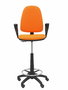 Taburete Aýna con mecanismo Contacto permanente básico tapizada con Tela color Naranja. Equipado con Base poliamida negra, Brazos fijos y Ruedas de nailon 50 mm