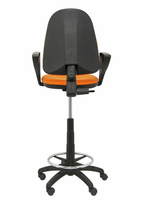 Taburete Aýna con mecanismo Contacto permanente básico tapizada con Tela color Naranja. Equipado con Base poliamida negra, Brazos fijos y Ruedas de nailon 50 mm
