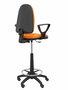 Taburete Aýna con mecanismo Contacto permanente básico tapizada con Tela color Naranja. Equipado con Base poliamida negra, Brazos fijos y Ruedas de nailon 50 mm
