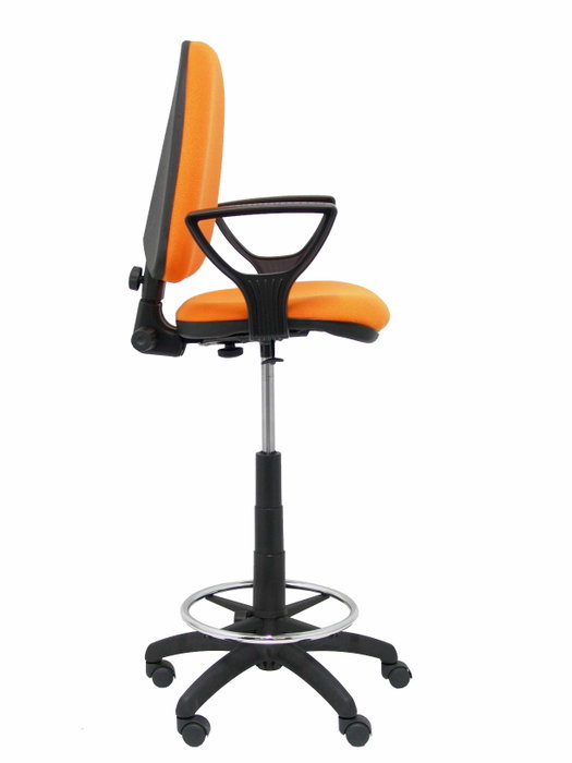 Taburete Aýna con mecanismo Contacto permanente básico tapizada con Tela color Naranja. Equipado con Base poliamida negra, Brazos fijos y Ruedas de nailon 50 mm