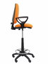 Taburete Aýna con mecanismo Contacto permanente básico tapizada con Tela color Naranja. Equipado con Base poliamida negra, Brazos fijos y Ruedas de nailon 50 mm
