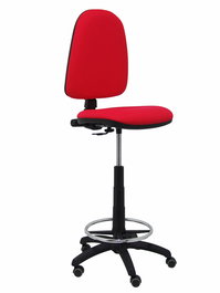 Taburete Aýna con mecanismo Contacto permanente básico tapizada con Tela color Rojo. Equipado con Base poliamida negra, Sin brazos y Ruedas de parqué