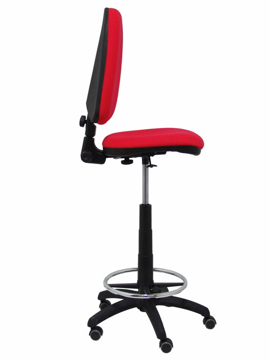 Taburete Aýna con mecanismo Contacto permanente básico tapizada con Tela color Rojo. Equipado con Base poliamida negra, Sin brazos y Ruedas de parqué