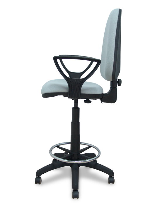 Taburete Aýna con mecanismo Contacto permanente básico tapizada con Tela color Gris. Equipado con Base poliamida negra, Brazos fijos y Ruedas de parqué