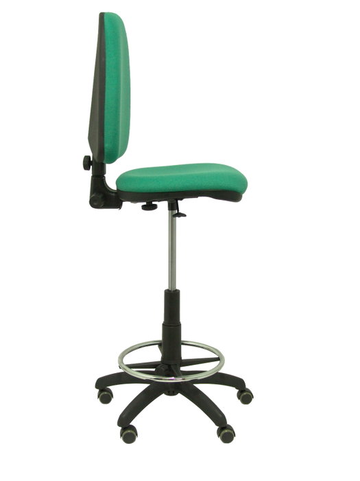 Taburete Aýna con mecanismo Contacto permanente básico tapizada con Tela color Verde esmeralda. Equipado con Base poliamida negra, Sin brazos y Ruedas de parqué