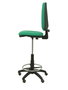 Taburete Aýna con mecanismo Contacto permanente básico tapizada con Tela color Verde esmeralda. Equipado con Base poliamida negra, Sin brazos y Ruedas de parqué