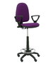 Taburete Aýna con mecanismo Contacto permanente básico tapizada con Tela color Morado. Equipado con Base poliamida negra, Brazos fijos y Ruedas de nailon 50 mm