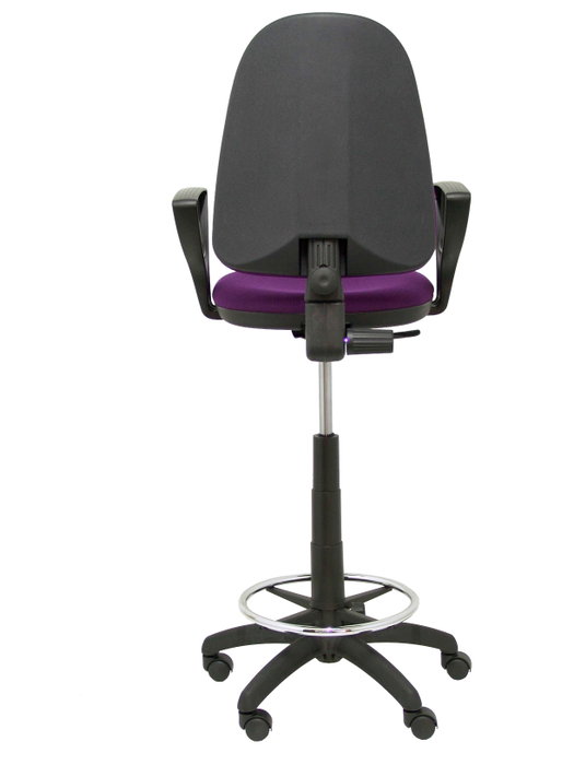Taburete Aýna con mecanismo Contacto permanente básico tapizada con Tela color Morado. Equipado con Base poliamida negra, Brazos fijos y Ruedas de nailon 50 mm