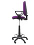 Taburete Aýna con mecanismo Contacto permanente básico tapizada con Tela color Morado. Equipado con Base poliamida negra, Brazos fijos y Ruedas de nailon 50 mm