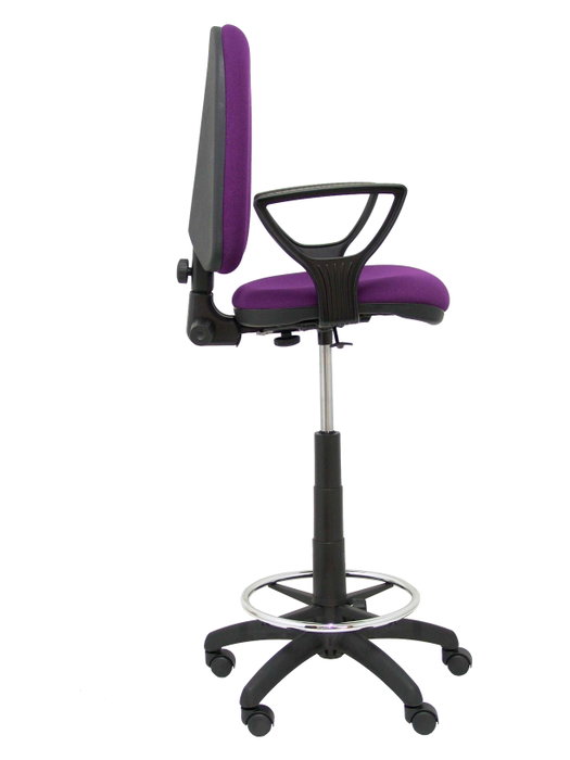 Taburete Aýna con mecanismo Contacto permanente básico tapizada con Tela color Morado. Equipado con Base poliamida negra, Brazos fijos y Ruedas de nailon 50 mm
