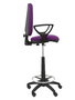 Taburete Aýna con mecanismo Contacto permanente básico tapizada con Tela color Morado. Equipado con Base poliamida negra, Brazos fijos y Ruedas de nailon 50 mm