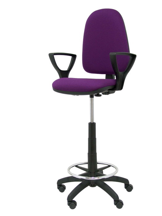 Taburete Aýna con mecanismo Contacto permanente básico tapizada con Tela color Morado. Equipado con Base poliamida negra, Brazos fijos y Ruedas de nailon 50 mm