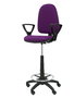 Taburete Aýna con mecanismo Contacto permanente básico tapizada con Tela color Morado. Equipado con Base poliamida negra, Brazos fijos y Ruedas de nailon 50 mm