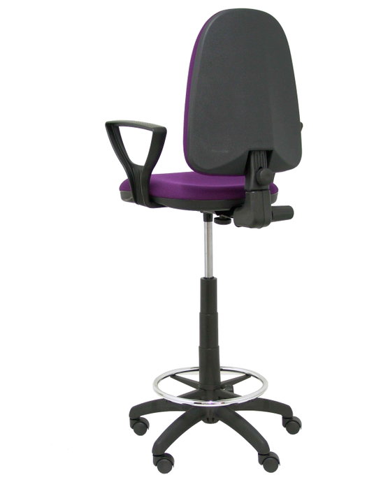 Taburete Aýna con mecanismo Contacto permanente básico tapizada con Tela color Morado. Equipado con Base poliamida negra, Brazos fijos y Ruedas de nailon 50 mm