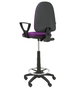 Taburete Aýna con mecanismo Contacto permanente básico tapizada con Tela color Morado. Equipado con Base poliamida negra, Brazos fijos y Ruedas de nailon 50 mm