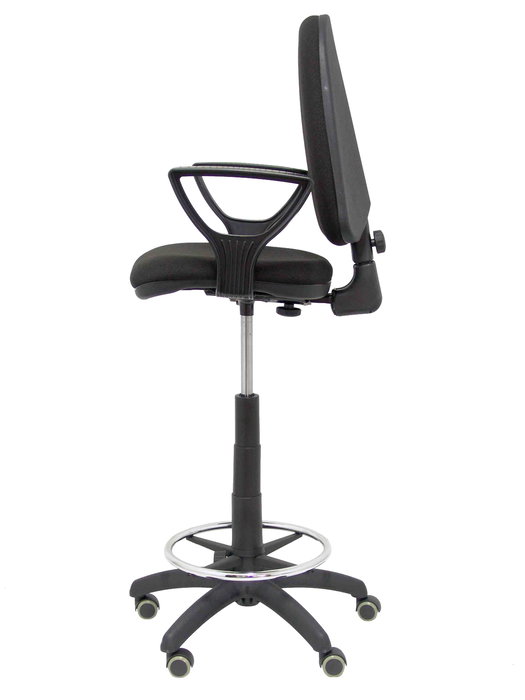 Taburete Aýna con mecanismo Contacto permanente básico tapizada con Tela color Negro. Equipado con Base poliamida negra, Brazos fijos y Ruedas de parqué