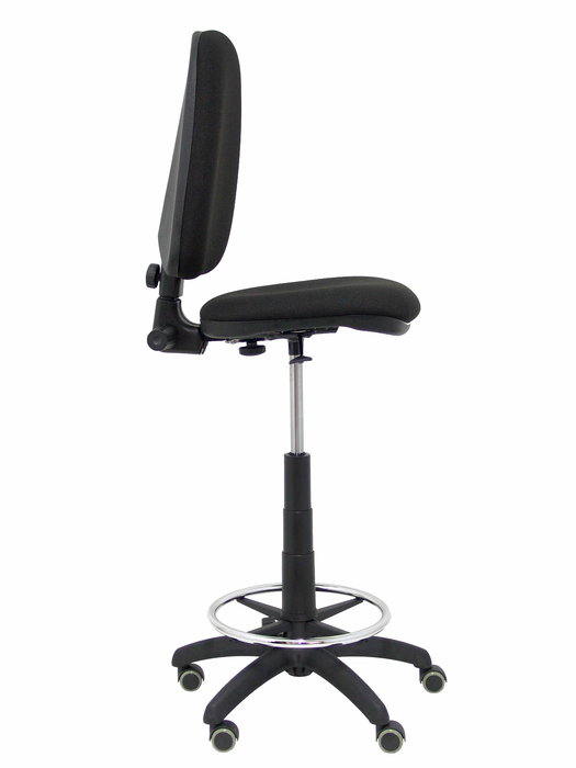 Taburete Aýna con mecanismo Contacto permanente básico tapizada con Tela color Negro. Equipado con Base poliamida negra, Sin brazos y Ruedas de parqué