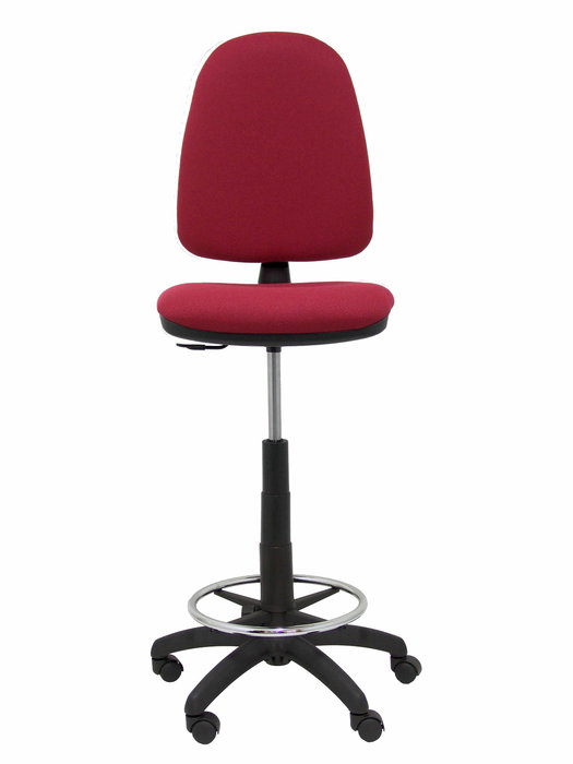 Taburete Aýna con mecanismo Contacto permanente básico tapizada con Tela color Granate. Equipado con Base poliamida negra, Sin brazos y Ruedas de nailon 50 mm