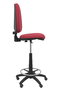 Taburete Aýna con mecanismo Contacto permanente básico tapizada con Tela color Granate. Equipado con Base poliamida negra, Sin brazos y Ruedas de parqué