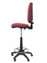 Taburete Aýna con mecanismo Contacto permanente básico tapizada con Tela color Granate. Equipado con Base poliamida negra, Sin brazos y Ruedas de parqué