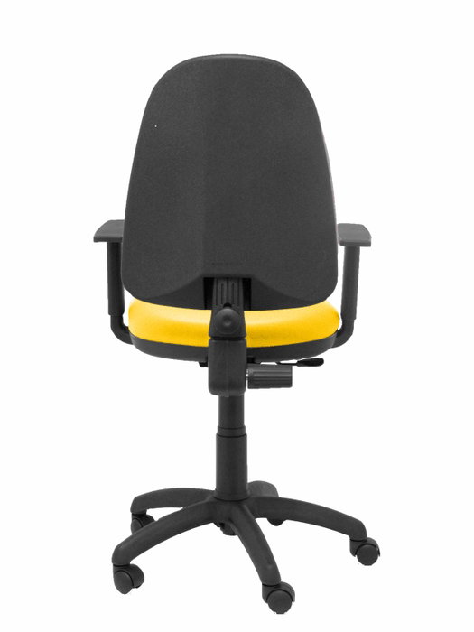 Silla de oficina Aýna con mecanismo Contacto permanente básico tapizada con Tela color Amarillo. Equipada con Base poliamida negra, Brazos 1D y Ruedas de nailon 50 mm