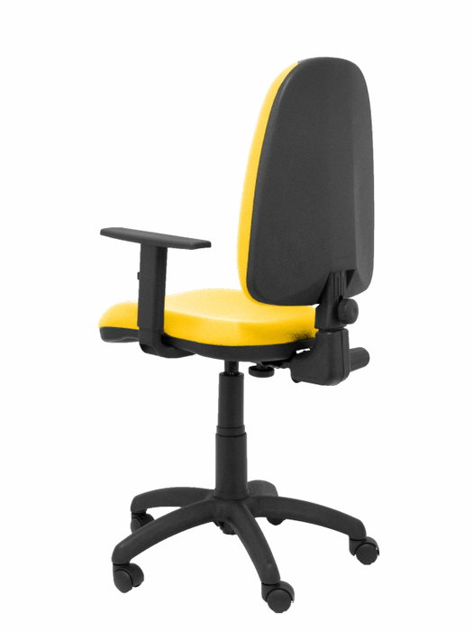 Silla de oficina Aýna con mecanismo Contacto permanente básico tapizada con Tela color Amarillo. Equipada con Base poliamida negra, Brazos 1D y Ruedas de nailon 50 mm
