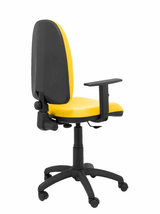 Silla de oficina Aýna con mecanismo Contacto permanente básico tapizada con Tela color Amarillo. Equipada con Base poliamida negra, Brazos 1D y Ruedas de nailon 50 mm