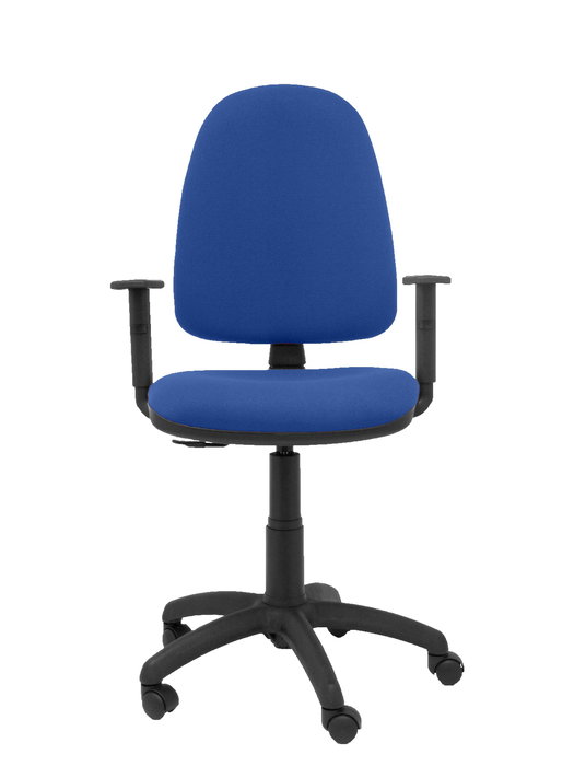 Silla de oficina Aýna con mecanismo Contacto permanente básico tapizada con Tela color Azul. Equipada con Base poliamida negra, Brazos 1D y Ruedas de nailon 50 mm