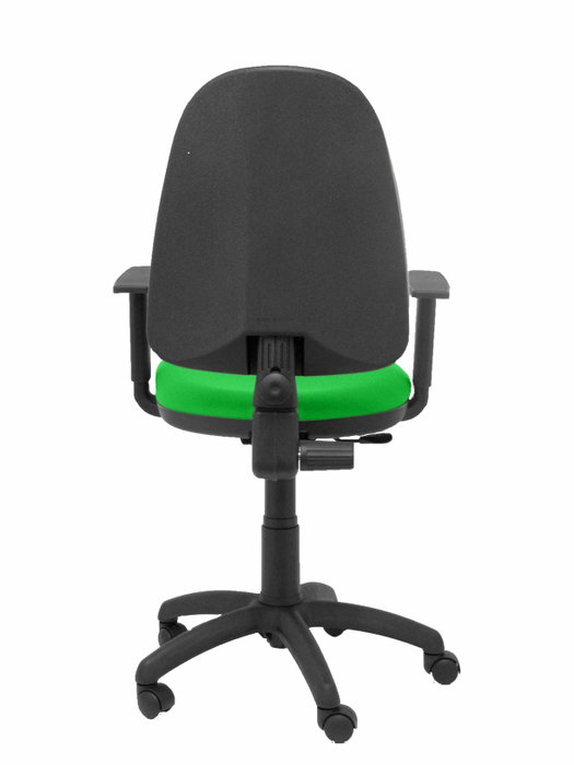 Silla de oficina Aýna con mecanismo Contacto permanente básico tapizada con Tela color Pistacho. Equipada con Base poliamida negra, Brazos 1D y Ruedas de nailon 50 mm