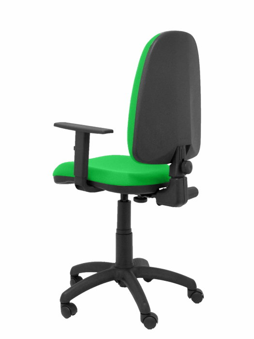 Silla de oficina Aýna con mecanismo Contacto permanente básico tapizada con Tela color Pistacho. Equipada con Base poliamida negra, Brazos 1D y Ruedas de nailon 50 mm