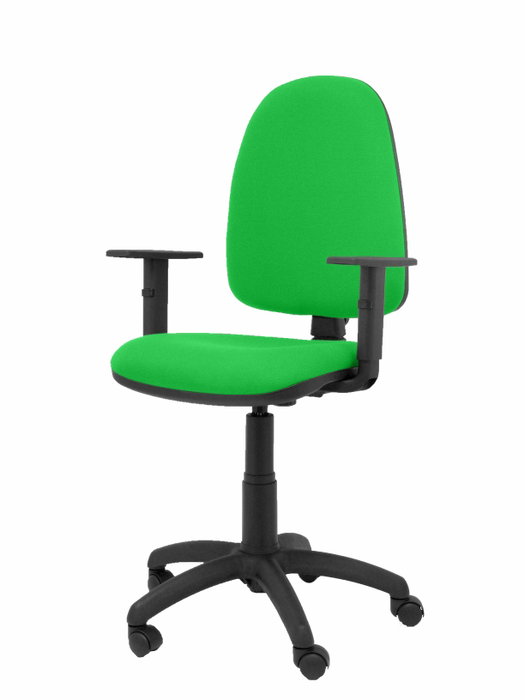 Silla de oficina Aýna con mecanismo Contacto permanente básico tapizada con Tela color Pistacho. Equipada con Base poliamida negra, Brazos 1D y Ruedas de nailon 50 mm