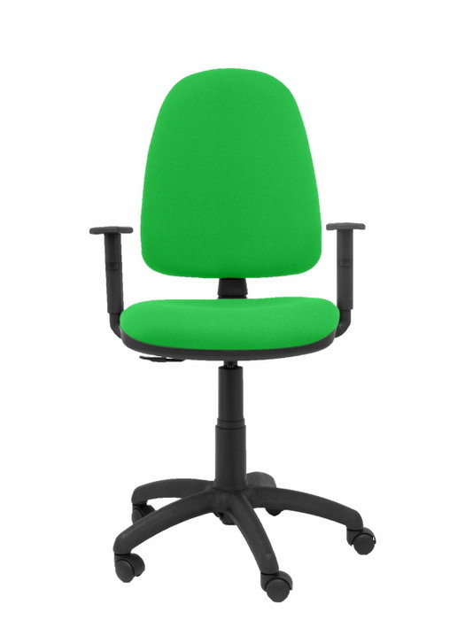 Silla de oficina Aýna con mecanismo Contacto permanente básico tapizada con Tela color Pistacho. Equipada con Base poliamida negra, Brazos 1D y Ruedas de nailon 50 mm