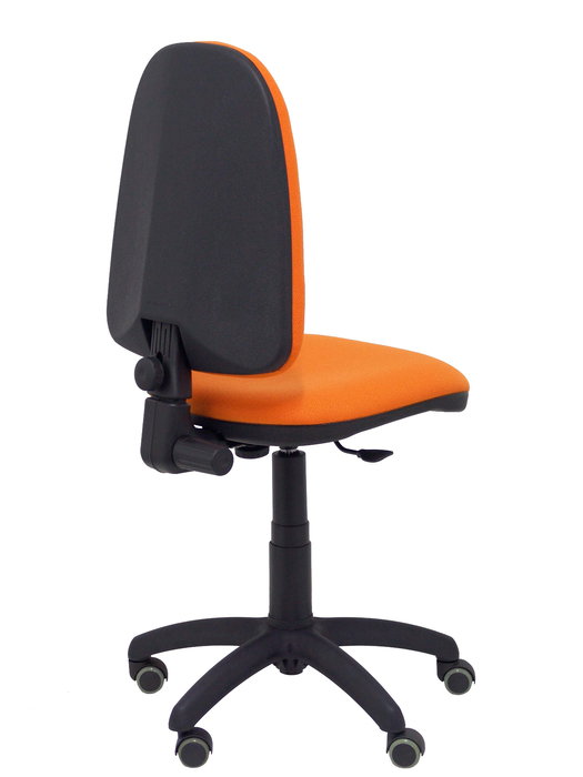 Silla de oficina Aýna con mecanismo Contacto permanente básico tapizada con Tela color Naranja. Equipada con Base poliamida negra, Sin brazos y Ruedas de parqué