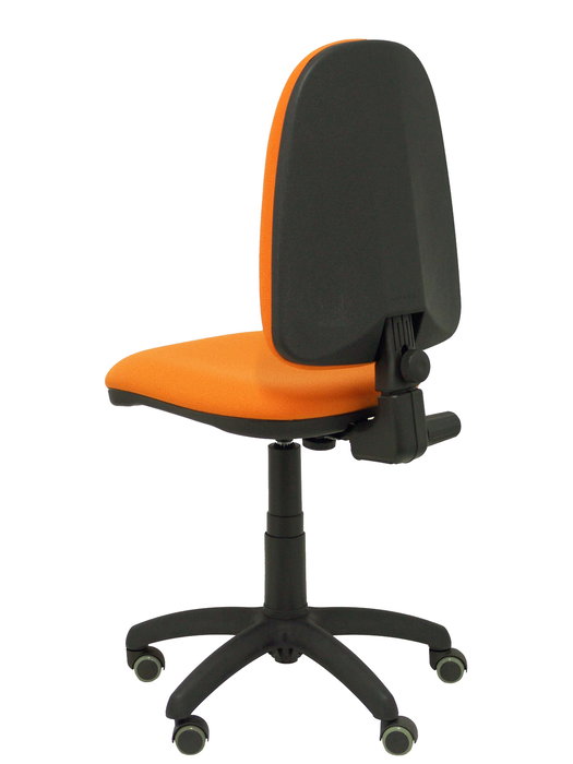 Silla de oficina Aýna con mecanismo Contacto permanente básico tapizada con Tela color Naranja. Equipada con Base poliamida negra, Sin brazos y Ruedas de parqué